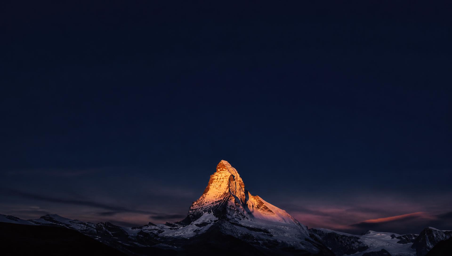 Sommet alpin suisse à l'aube